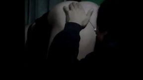 le chupo la vagina y el culo a mi novia en la oscuridad