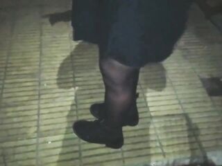Caminando sin bragas bajo la falda sexo en público pareja en la calle parte 2 noche mirones