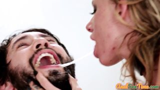 Blowjob, deepthroat, handsjob, deepthroat, kont likken – bro neukt getatoeëerde slet met grote borsten