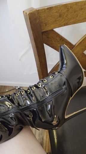 Vinyl Spiral: mesmorized by My Black Vinyl Boots (vinyl asmr)