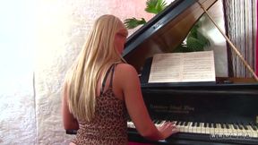 Blonde is ready to have fuck after the class of the piano