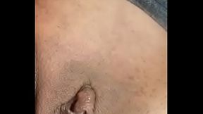 Mujer caliente se ase orgasmo en el ba&ntilde_o de una tienda