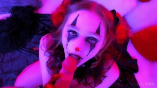 Slutty Female Clown quỳ gối để thổi kèn sâu và POV trên khuôn mặt