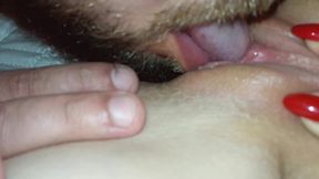 extreme close-up pussy eating – milf gets licked and fingered until she shakes