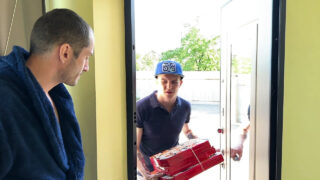 Oral seks, boşalma, çift, korunmasız seks, yaşlı ve genç, baba – büyük penisli genç Rus Alex Tanner ve Ben Huller'ın anal seks yapması