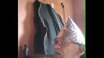 Velho fudido querendo dinheiro