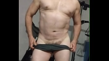 Show desnudo  masturb&aacute_ndome en el gimnasio