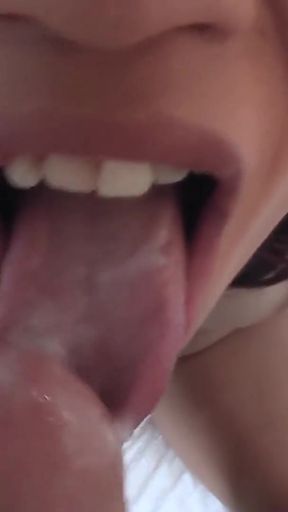 Must-share moment from "Asiatische Milf besorgt es sich vor der Kamera"