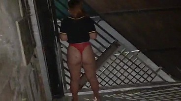 Gostosa coloca o lixo na rua só de calcinha, coletor de lixo viu tudo