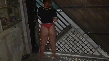 Gostosa coloca o lixo na rua só de calcinha, coletor de lixo viu tudo