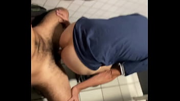 Banheir&atilde_o com v&aacute_rios machos curtindo o carnaval, gays e h&eacute_teros com tes&atilde_o na madrugada - Ep01
