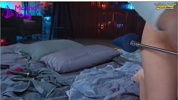 rubia putona se masturba con sus juguetes