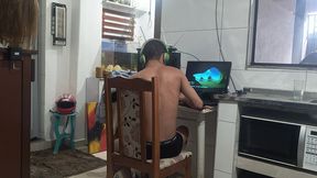 nerd twink pega o tecnico de internet que faz visita em sua casa