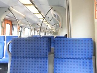 Meine Freundin macht ihren ersten Spermawalk mitten im Zug
