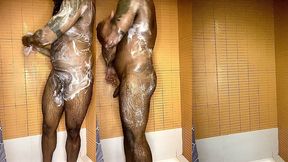 peludo musculoso no banho