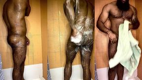 peludo musculoso no banho