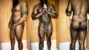 peludo musculoso no banho