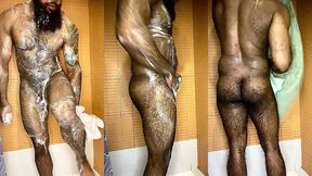 peludo musculoso no banho