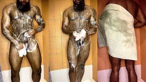 peludo musculoso no banho