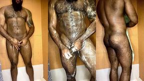 peludo musculoso no banho