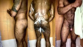 peludo musculoso no banho