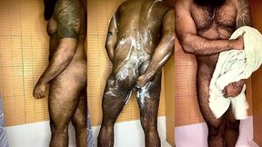peludo musculoso no banho