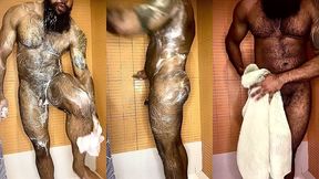 peludo musculoso no banho