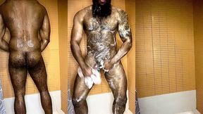 peludo musculoso no banho