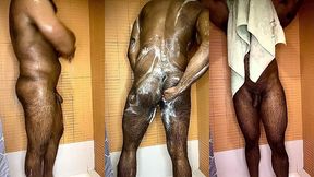 peludo musculoso no banho