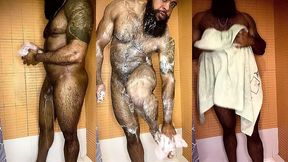 peludo musculoso no banho