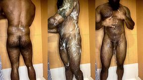 peludo musculoso no banho