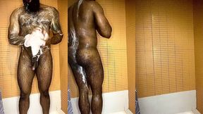 peludo musculoso no banho