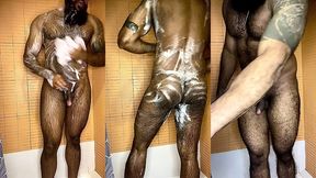 peludo musculoso no banho