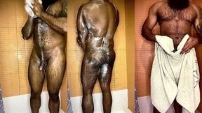 peludo musculoso no banho