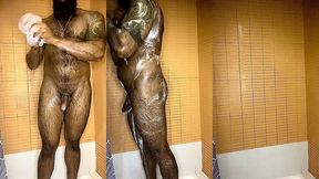 peludo musculoso no banho
