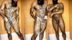 peludo musculoso no banho