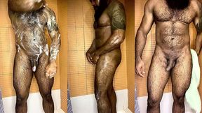 peludo musculoso no banho