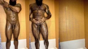 peludo musculoso no banho
