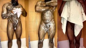 peludo musculoso no banho