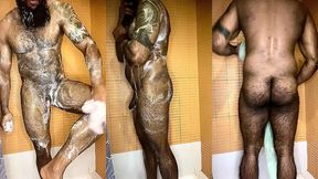 peludo musculoso no banho