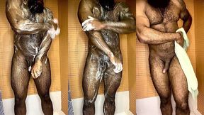 peludo musculoso no banho