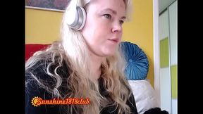 Sunshine blonde webcam babe squirts