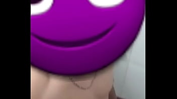 Novinho tomando banho de rola dura