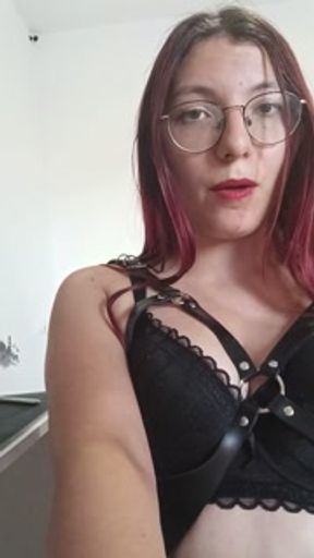 Deine Herrin lutscht dir Schwänze und schluckt Sperma&nbsp;&nbsp;