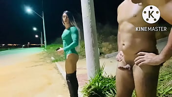 SAFADA TIROU A ROUPA NA RUA E GANHOU PIROCADA