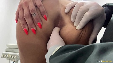 MILF peituda paga a consulta no dentista com a buceta e o cuzinho todo molhado
