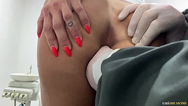 MILF peituda paga a consulta no dentista com a buceta e o cuzinho todo molhado