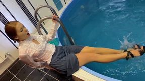 Wet in the Pool! Transparent-shirt and No Bra! Wet Feet!
