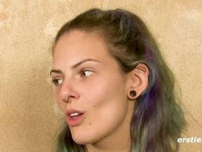 Josi genießt es, vor der Kamera mit Sextoy und Vibrator zu masturbieren