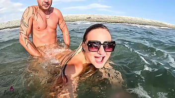 WILD OUTDOOR EXTREME?! AMATEUR WELLENFICK ORGASMUS MITTEN IM MEER!